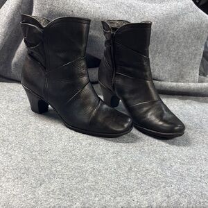 Cobb Hill  Sarah Dress Black heel side zip Leather Boots size 9W